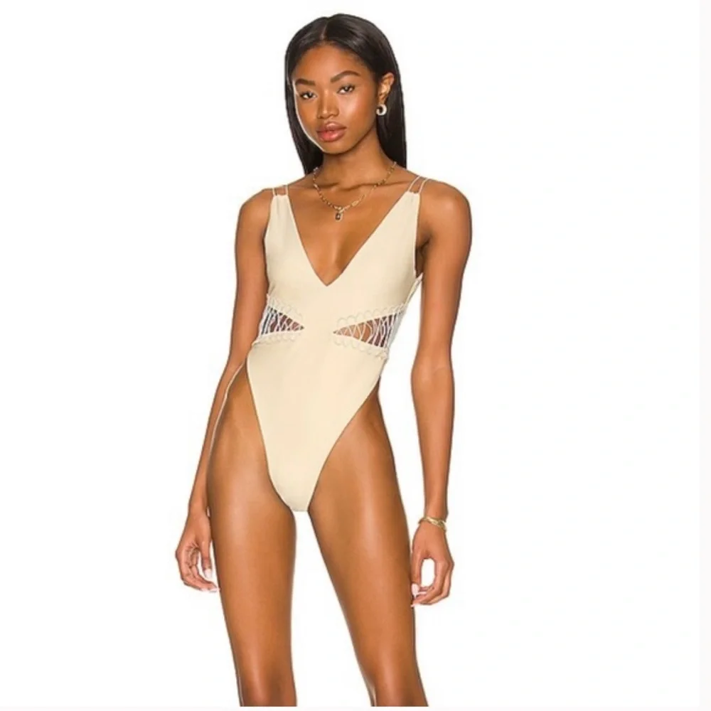 NWT Camila Coelho Caprice One Piece in Light Beige Size Medium - Picture 2 of 8